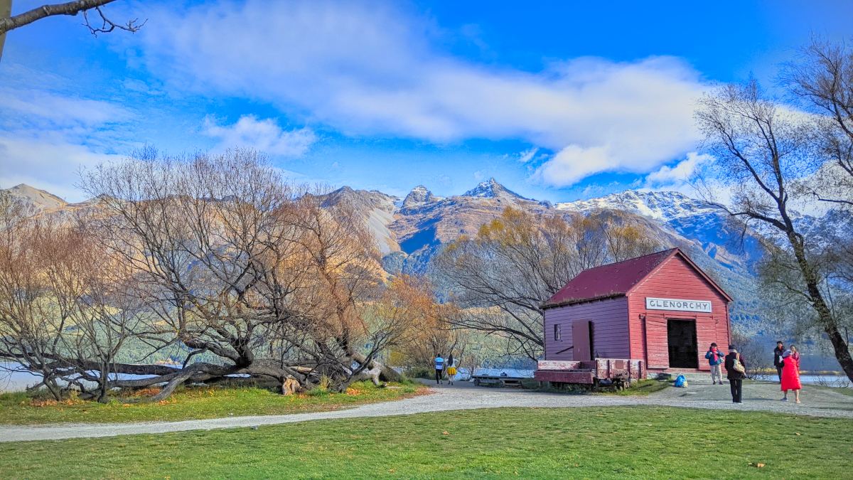 Bekend uitzicht in Glenorchy: rode schuur met bergen op de achtergrond
