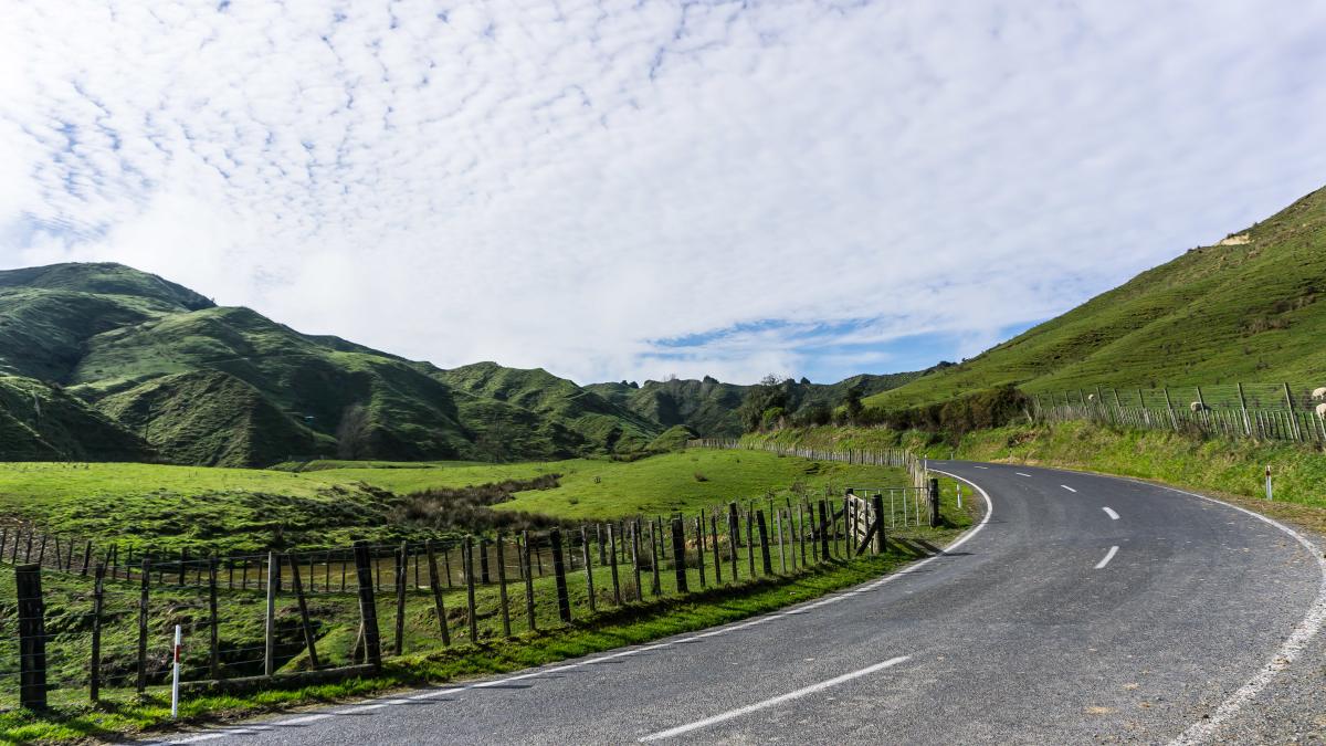 Weg in Nieuw-Zeeland - rustig en verlaten - met heuvels aan elke kant